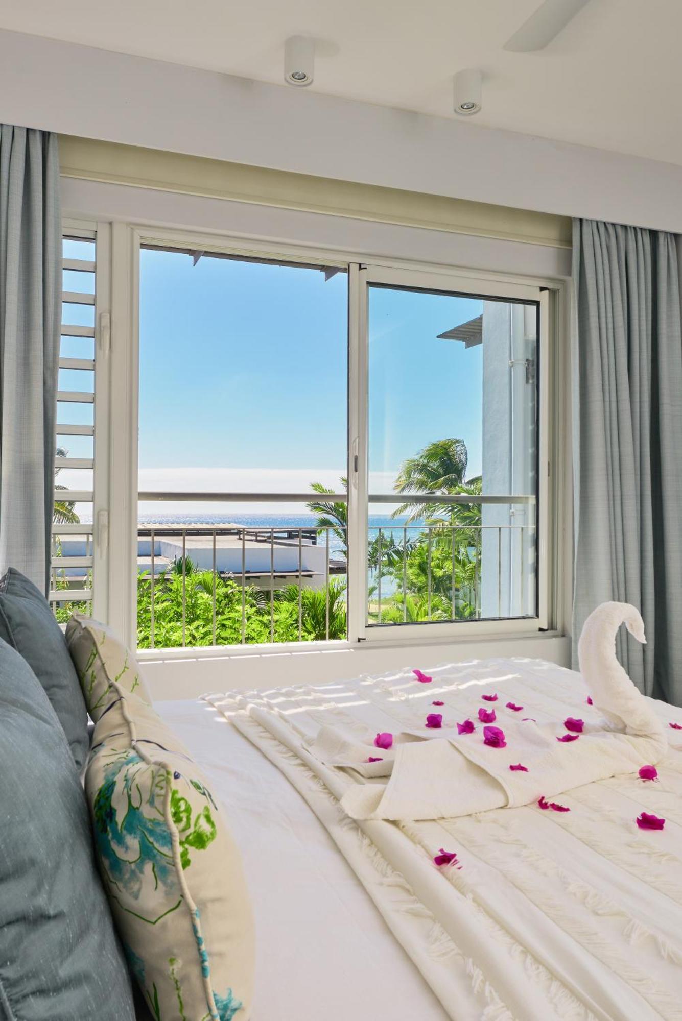 Plage Bleue Beachfront Apartments With Lov Trou aux Biches Kültér fotó